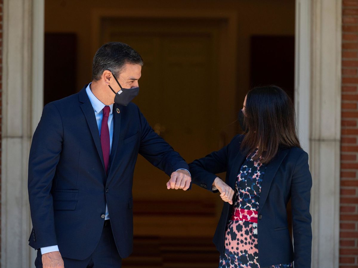 Foto: El presidente del Gobierno, Pedro Sánchez, recibe en la Moncloa a la líder de Ciudadanos, Inés Arrimadas. (EFE)