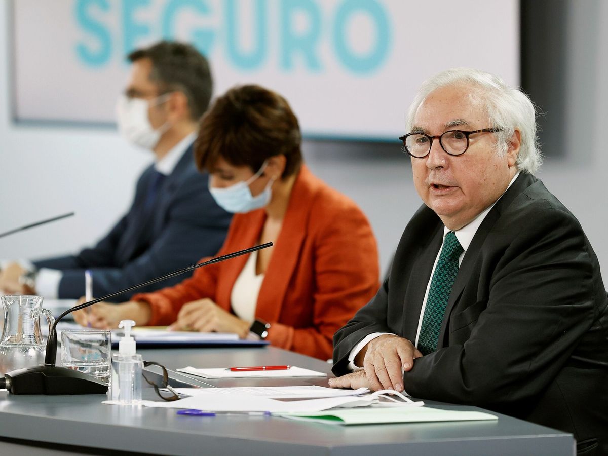 Foto: El ministro de Universidades, Manuel Castells, en primer plano durante la rueda de prensa posterior al Consejo de Ministros. (EFE)