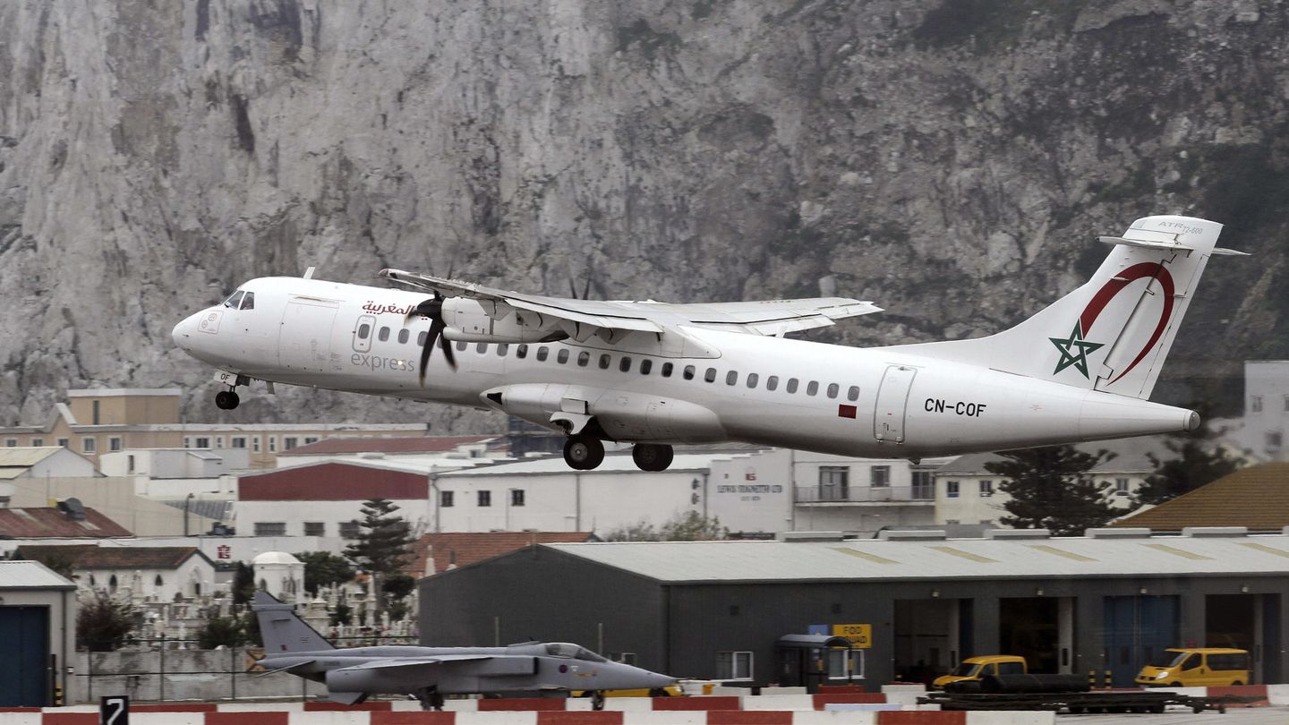 Avión despegando en Gibraltar. (EFE)