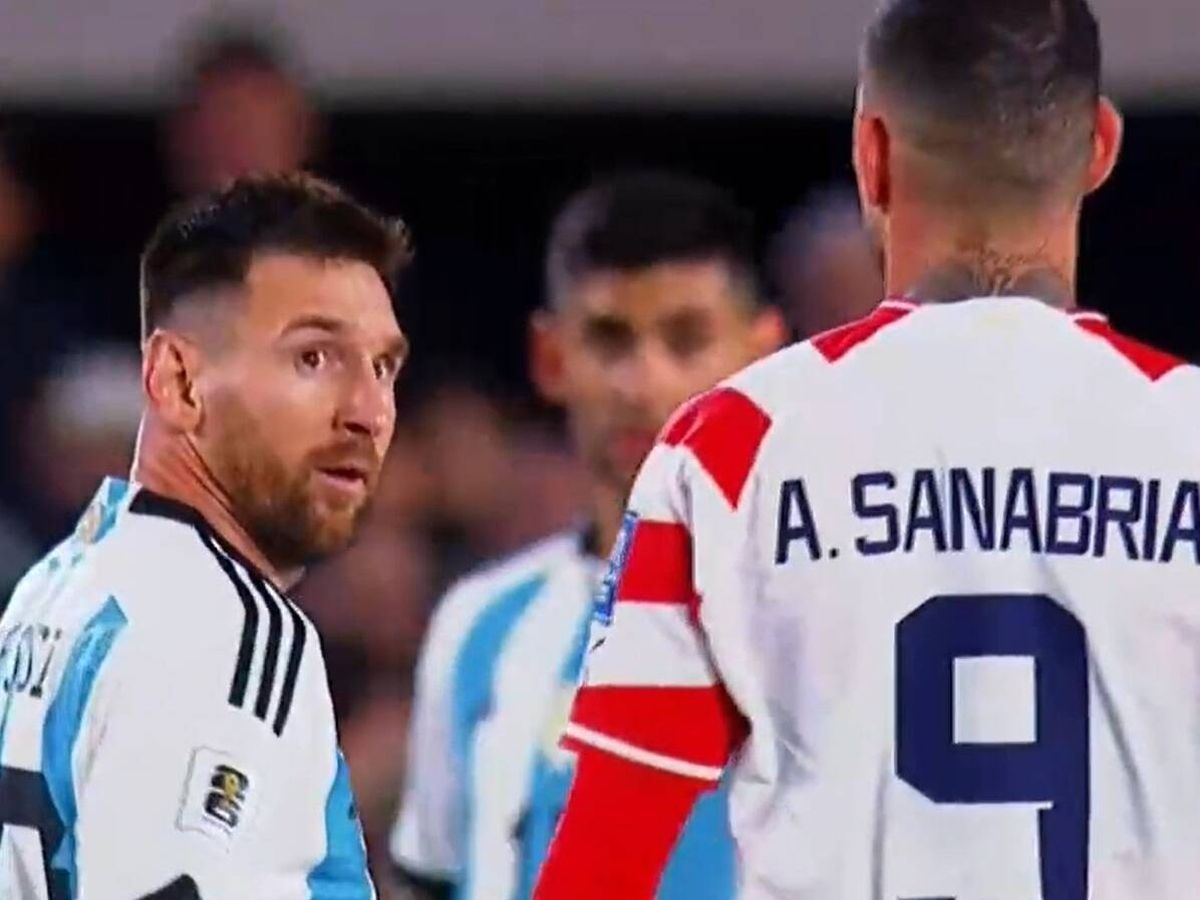 Foto: Messi y Sanabria, durante el Argentina-Paraguay.