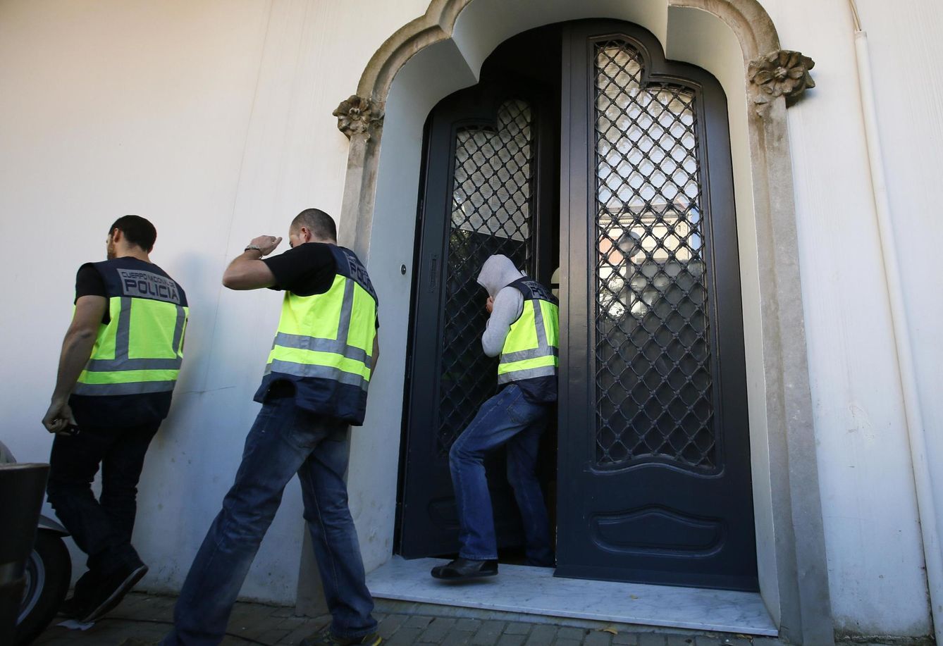 Registros de la Policía en la casa de Oleguer Pujol. (Reuters)