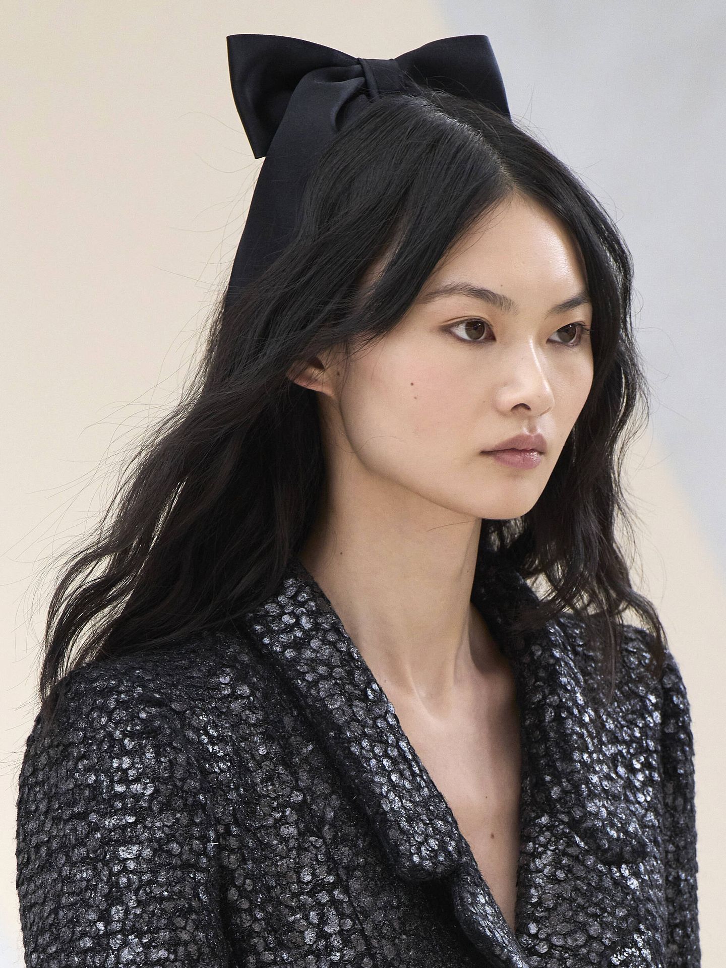La lazada-tocado coronaba las melenas onduladas del desfile de la alta costura de Chanel para el otoño-invierno 2022/2023. (Imaxtree)