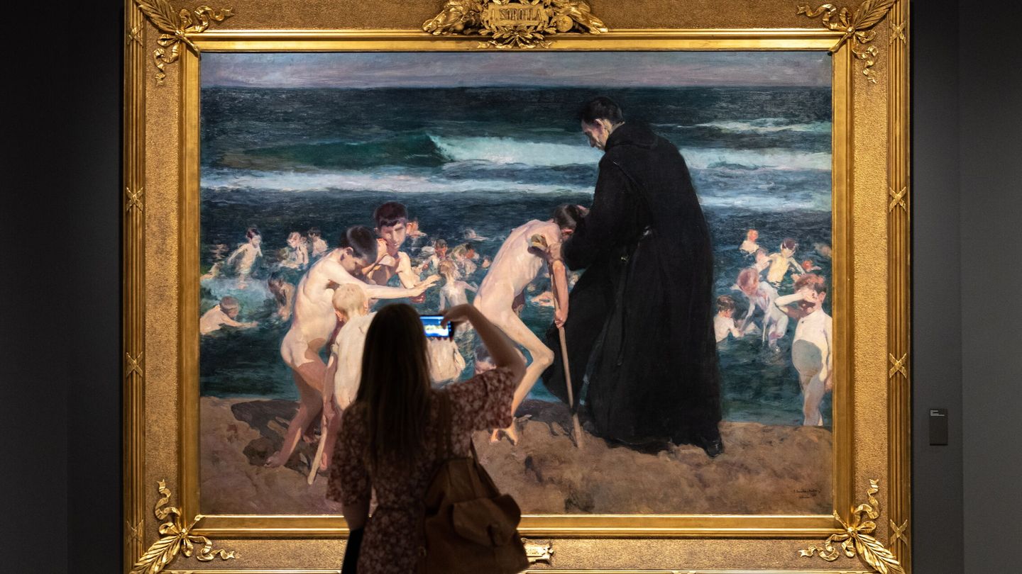 Una persona contempla una obra de la exposición 'Sorolla en negro'. (EFE/Biel Aliño)