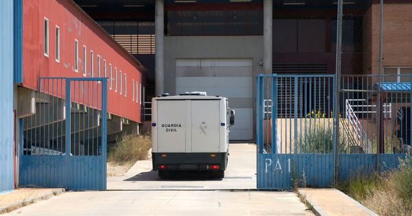Foto: Valla de la entrada a la prisión de Zuera (Zaragoza). Foto: EFE 