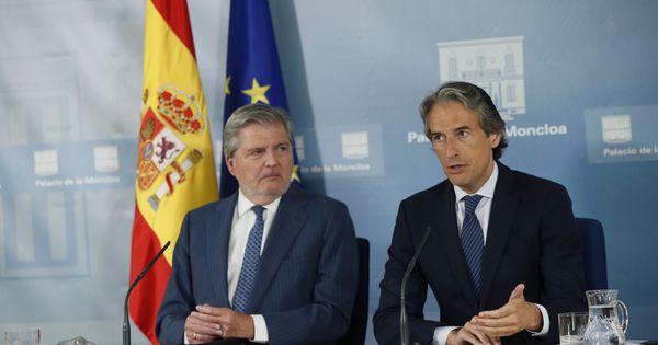 Foto: Los ministros de Educación, Íñigo Méndez de Vigo (i), y de Fomento, Íñigo de la Serna, en la rueda de prensa tras la reunión extraordinaria del Consejo de Ministros. (EFE)