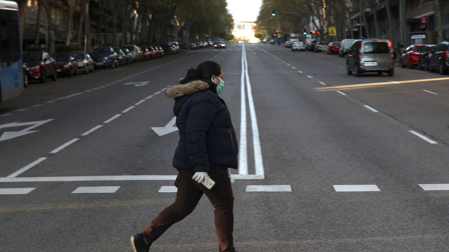 Una mujer atraviesa una calle del centro de Madrid, vacía este miércoles. (EFE)