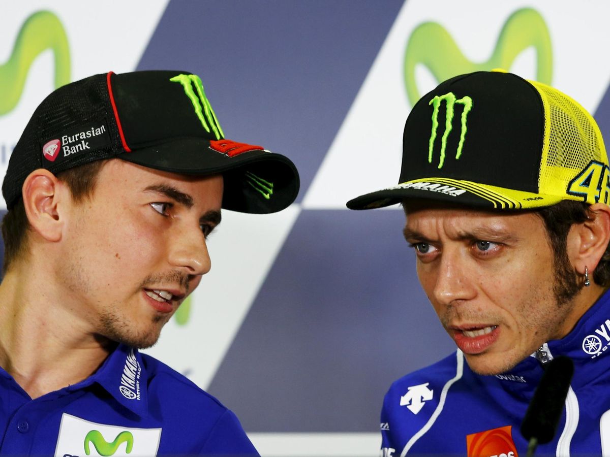 Foto: Lorenzo y Rossi discuten antes de una conferencia de prensa en el GP de Aragón en 2015. (Reuters)