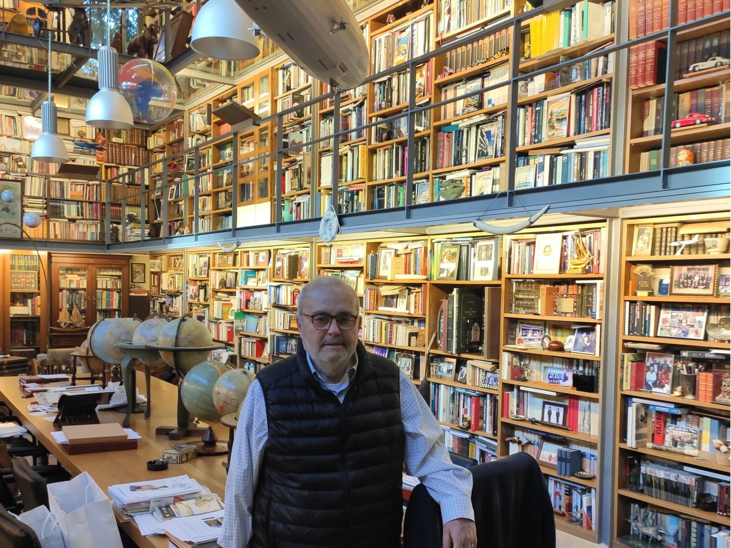 Gómez-Navarro en la biblioteca de su casa. (Foto: Martín Ibarrola)