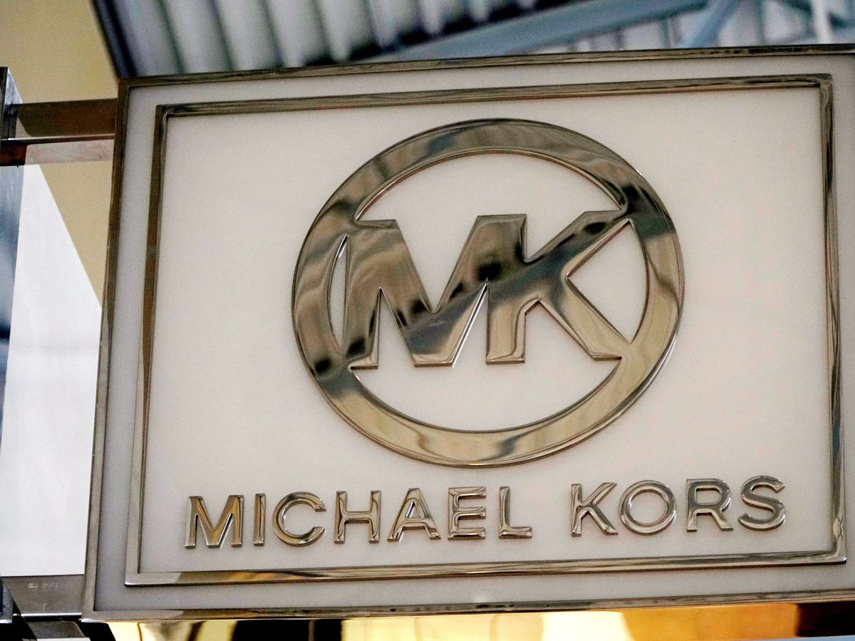 Foto: Logo de Michael Kors en una de sus tiendas en Colorado. (Reuters/Rick Wilking)