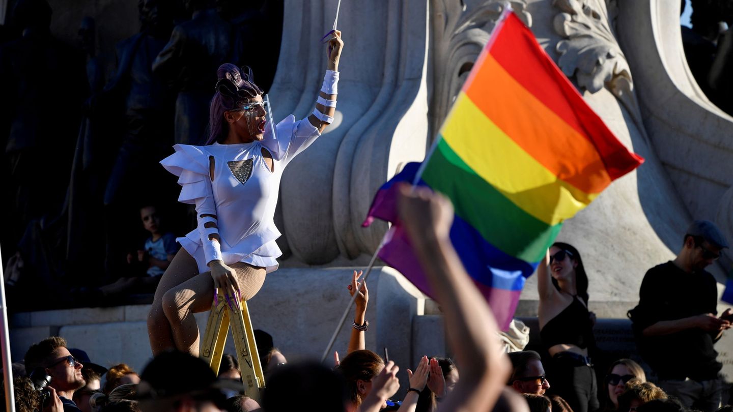 Protestas contra la nueva ley anti-LGBTI en Budapest, capital de Hungría. (Reuters)