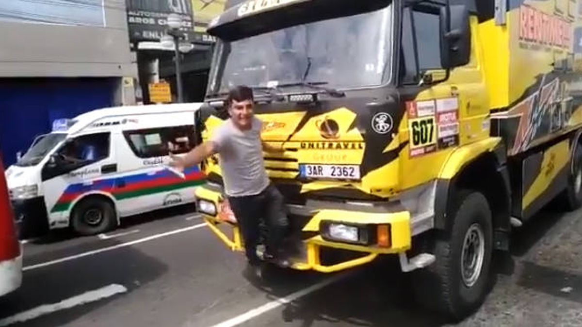 Un hombre se sube a un camión del Dakar para hacerse una foto y le rompe una pieza