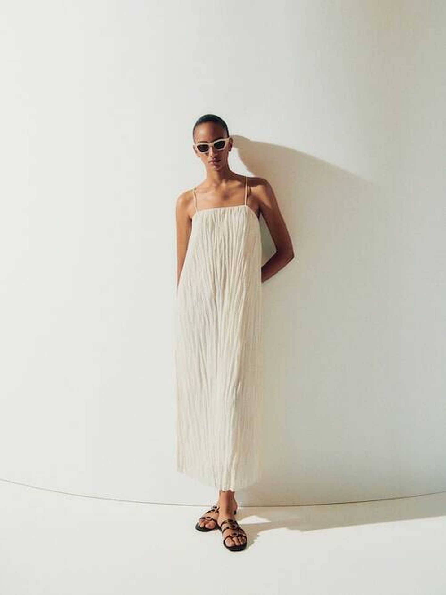 El nuevo vestido blanco de Massimo Dutti. (Cortesía)