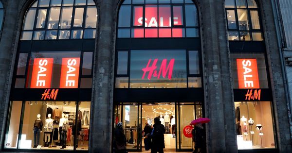 Foto: Los mozos de almacén de H&M apenas llegan a los 900 euros mensuales. (EFE)