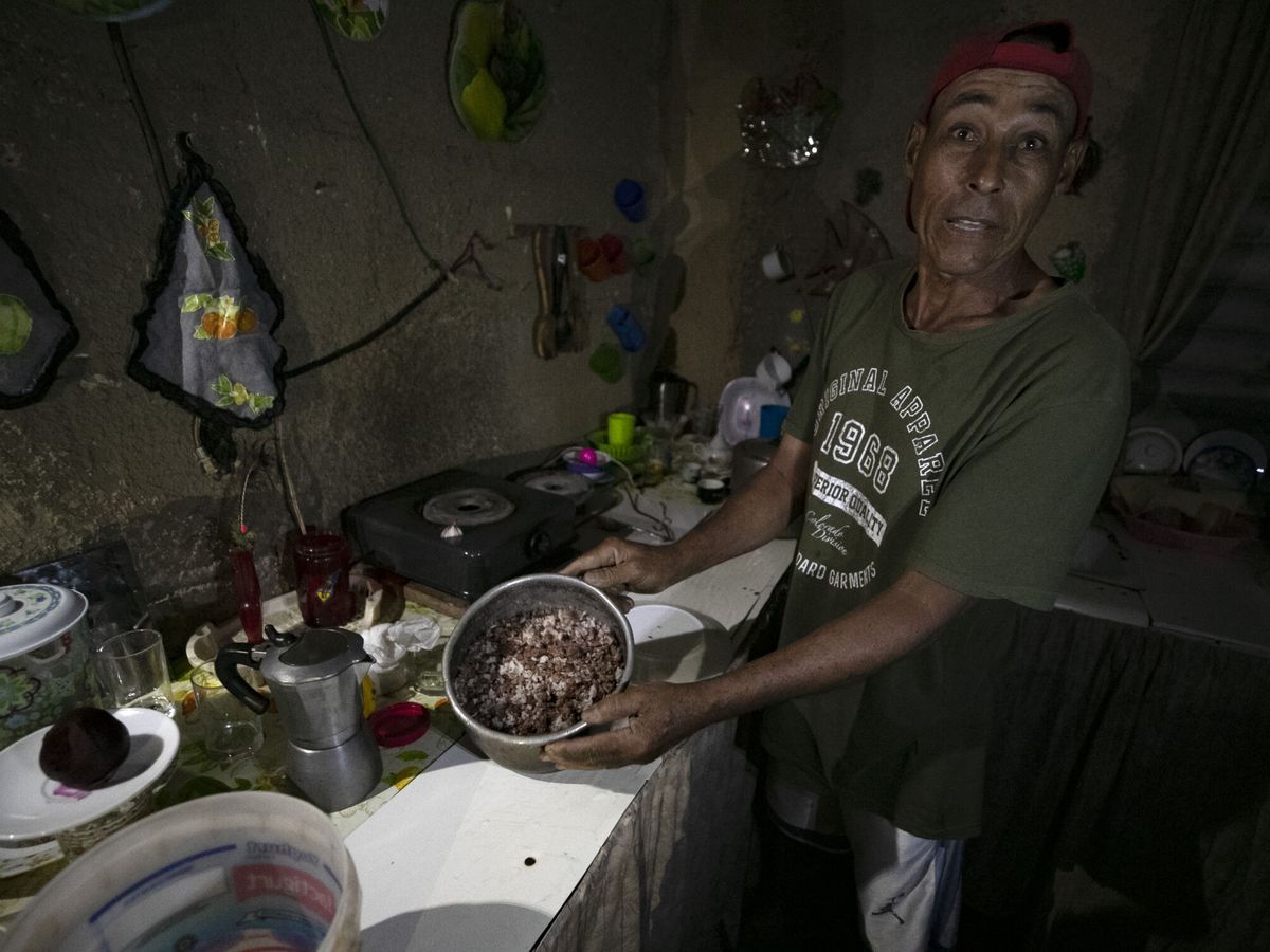 Foto: Juan Luis López García muestra a EFE la comida estropeada por falta de frío durante un apagón en el poblado de Santa Marta, Varadero (Cuba). (EFE/Yander Zamora)