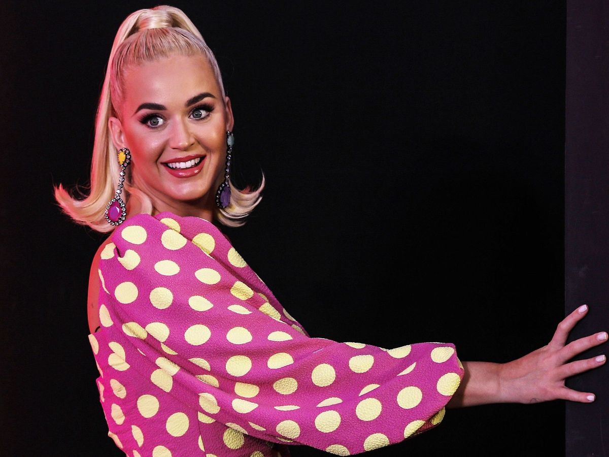Katy Perry sorprende en redes con su belleza y lado fashionista