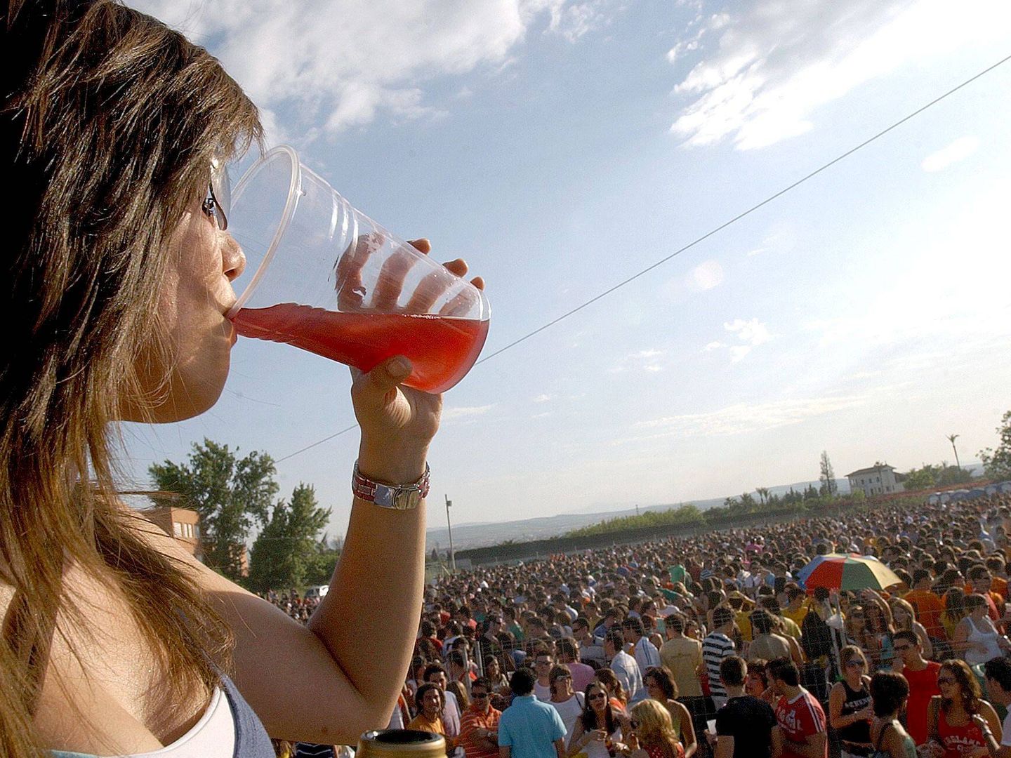 El alcohol es demasiado habitual entre los adolescentes (EFE/Archivo/Juan Ferreras)