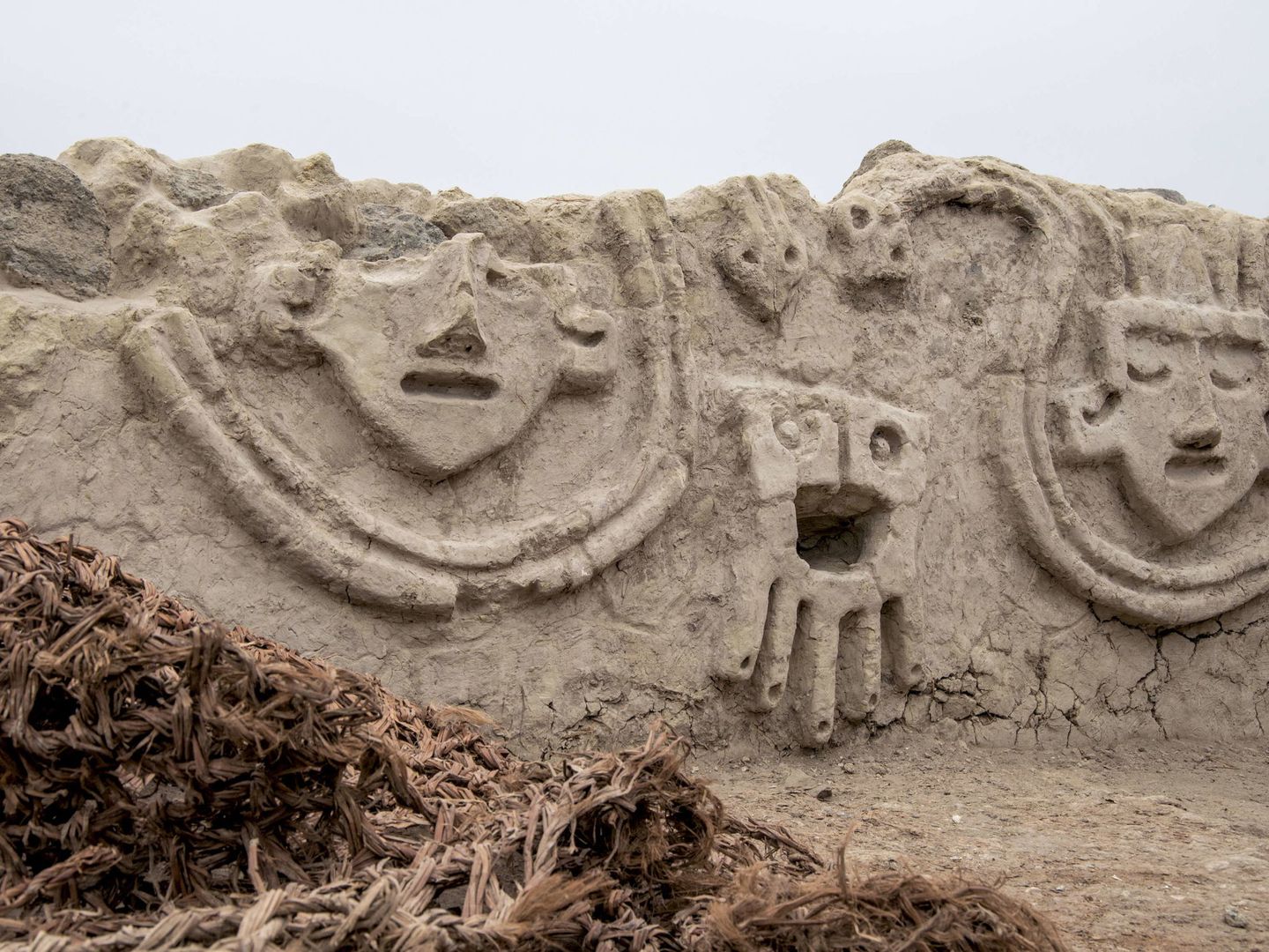 Muro descubierto por los arqueólogos en Vichama, Perú. (EFE)