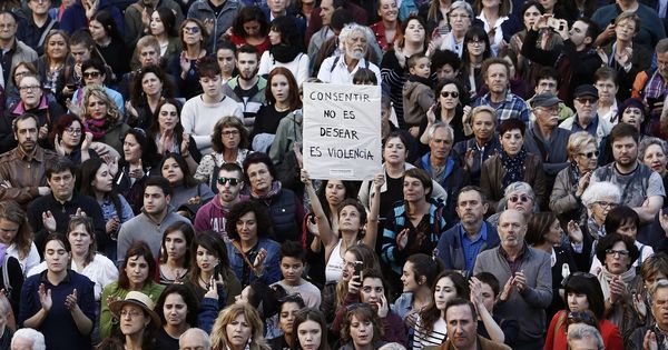 Foto: Miles de personas se concentran en la Plaza Consistorial de Pamplona para demostrar su desacuerdo con la sentencia de La Manada. (EFE)