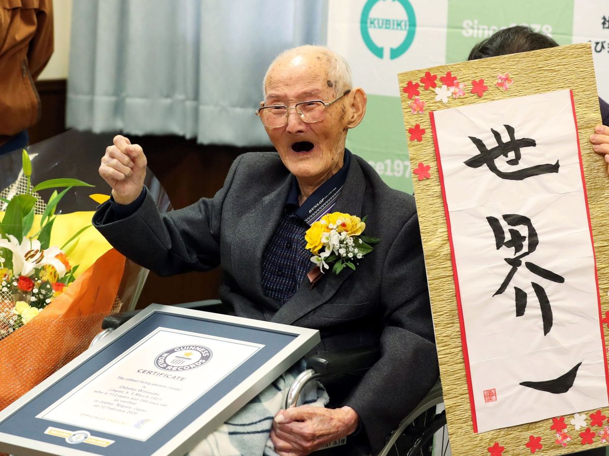 Foto: El japonés Chitetsu Watanabe, al recibir el Récord Guinness. (EFE)