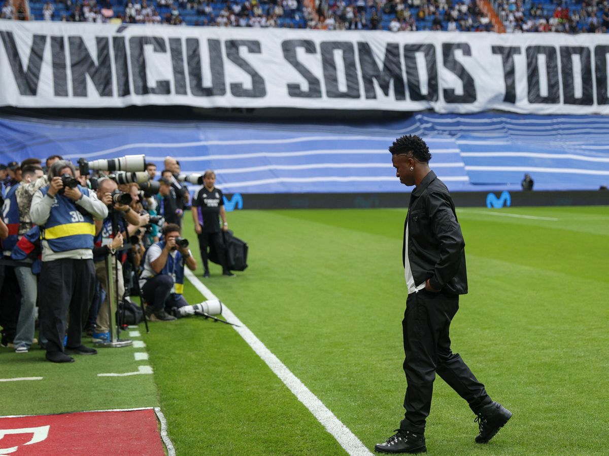 Foto: Vinícius participa en un acto en el Bernabéu contra los insultos racistas del partido ante el Valencia. (EFE/Rodrigo Jiménez)