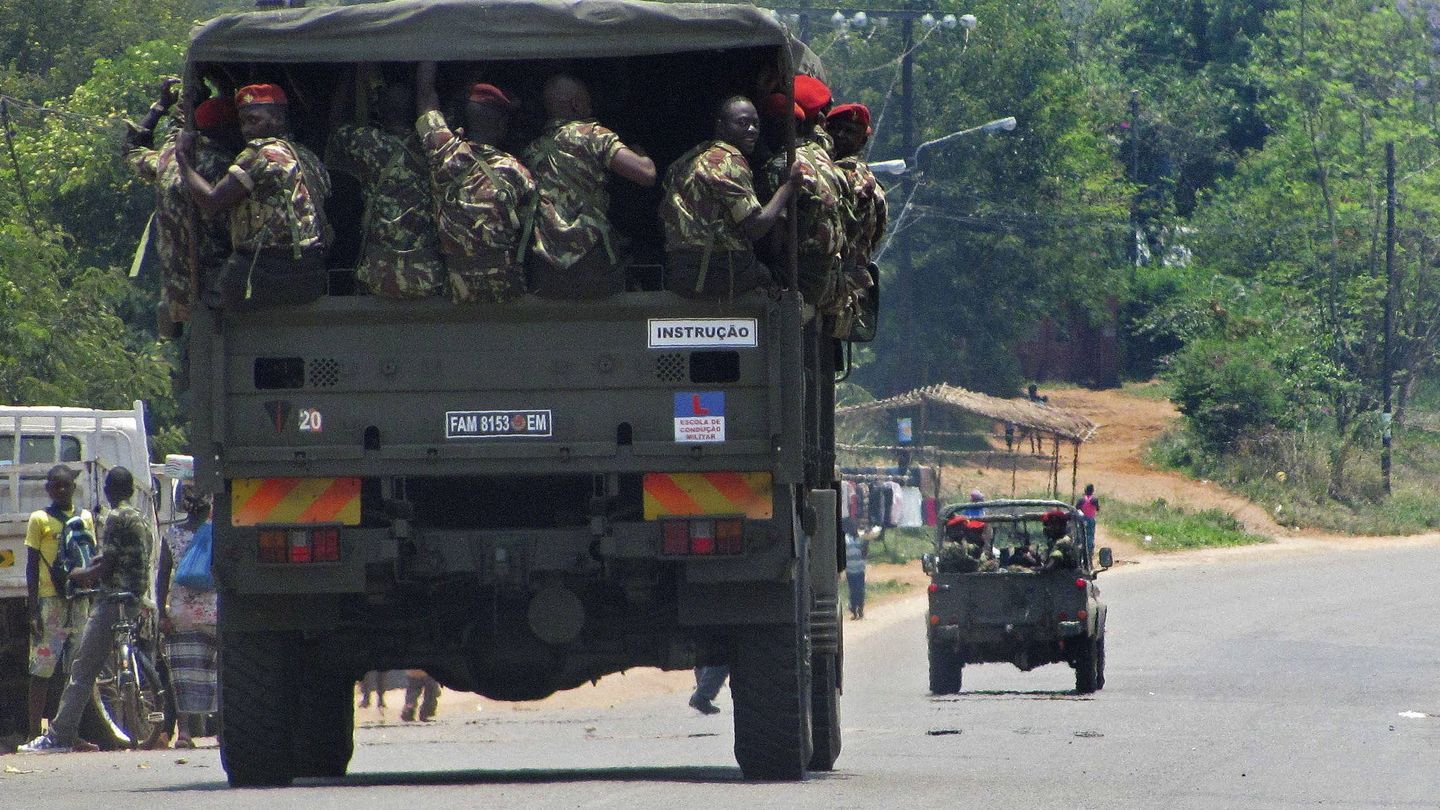 Soldados del Ejército de Mozambique durante una patrulla en 2013. (EFE)
