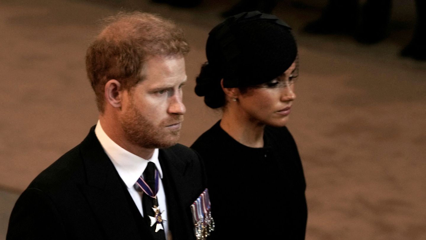 Harry y Meghan, en el funeral de Isabel II. (Reuters)