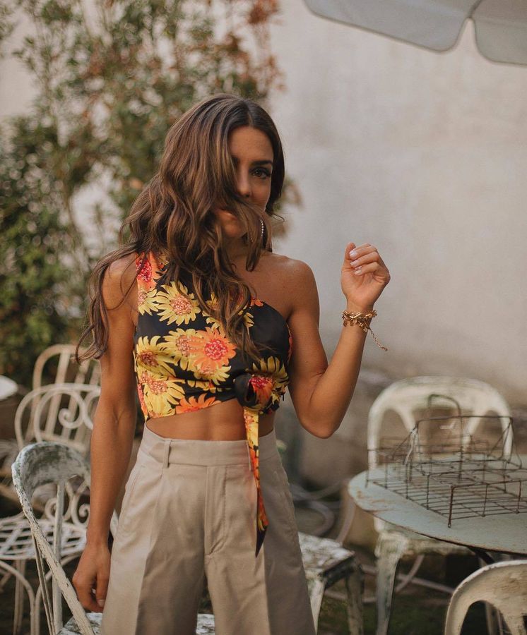 Foto: La influencer Paula Ordovás con un top asimétrico estampado con flores. (Instagram)