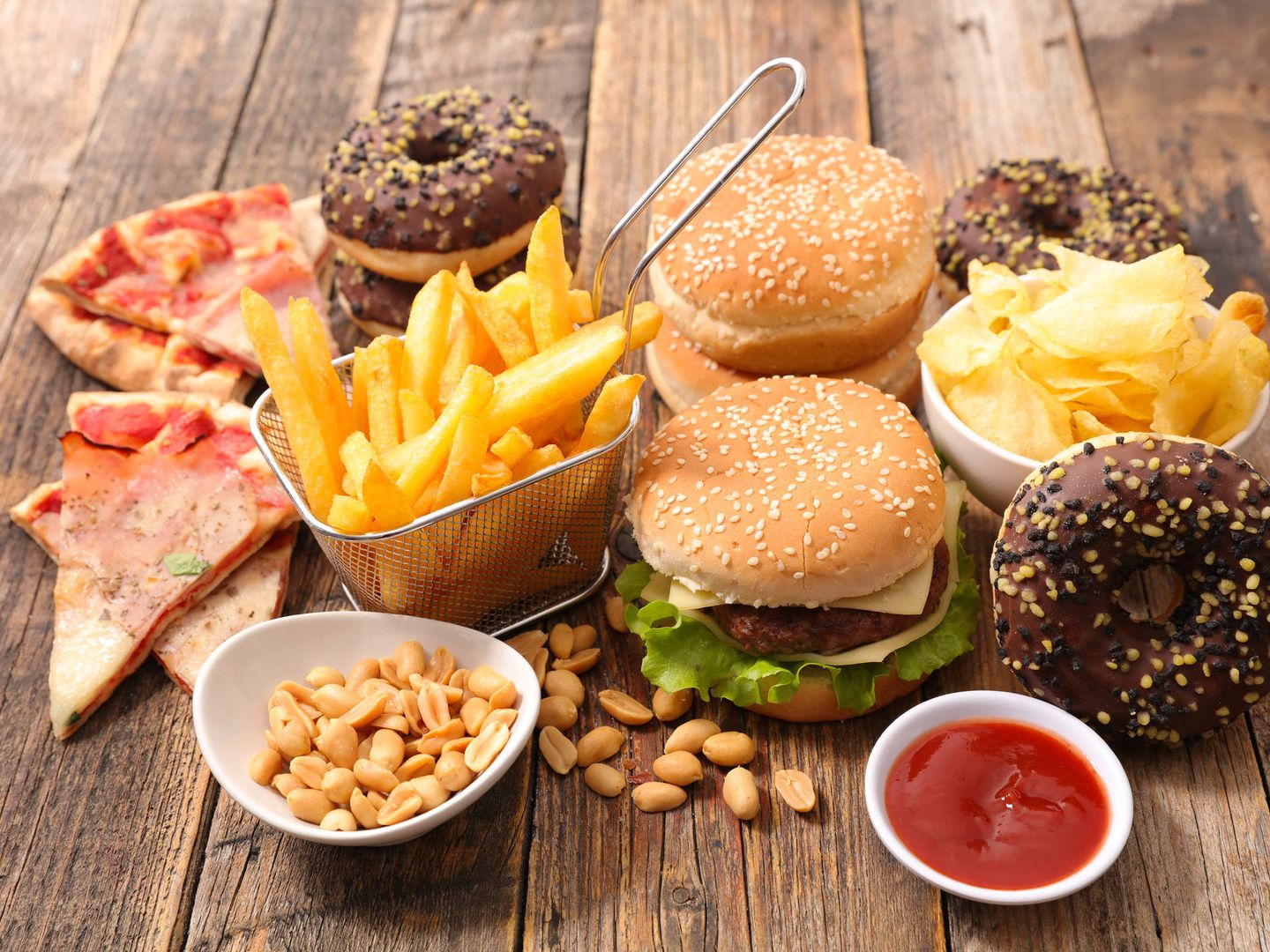 La comida basura contiene muchas calorías y debemos intentar evitarla (Foto: iStock)