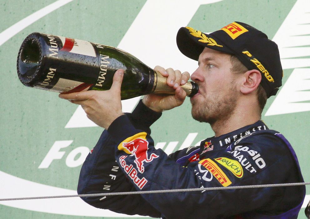 Foto: Vettel celebra la victoria en el podio del GP de Japón. (EFE)