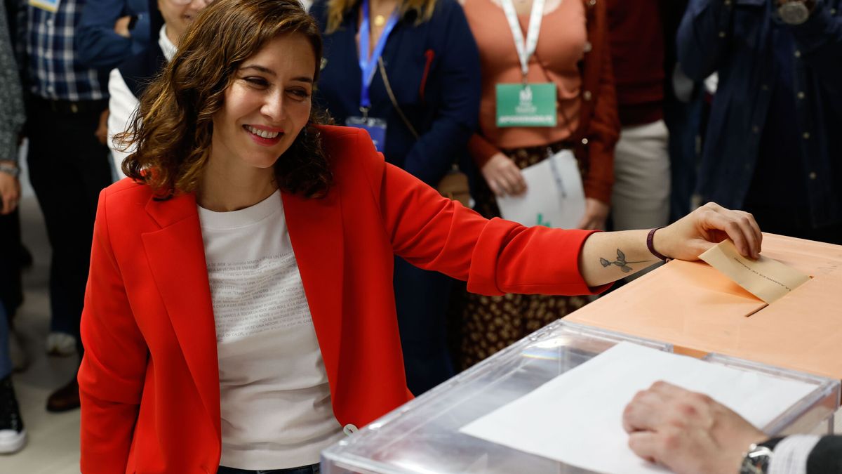 ¿Dónde ha votado Isabel Díaz Ayuso? Así ha sido el momento en el colegio electoral
