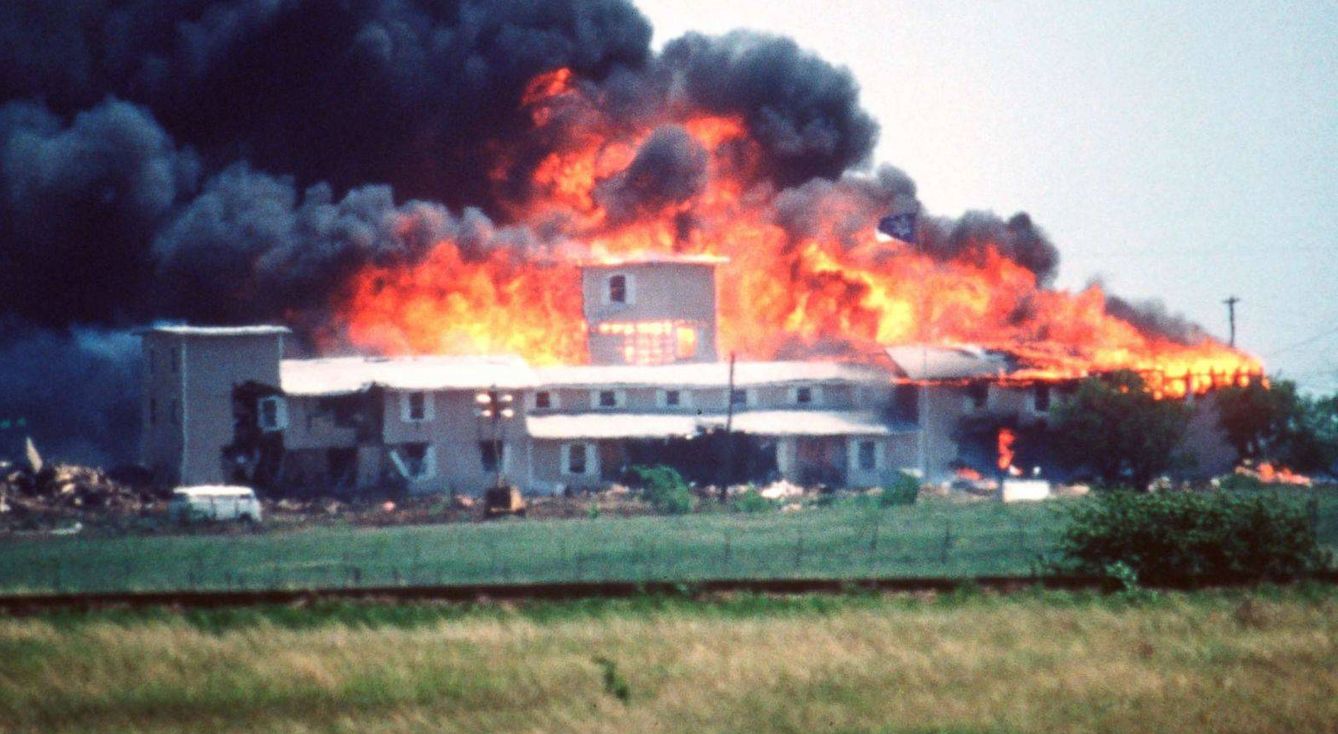 El complejo de la iglesia Daviniana de Waco, Texas, en llamas.
