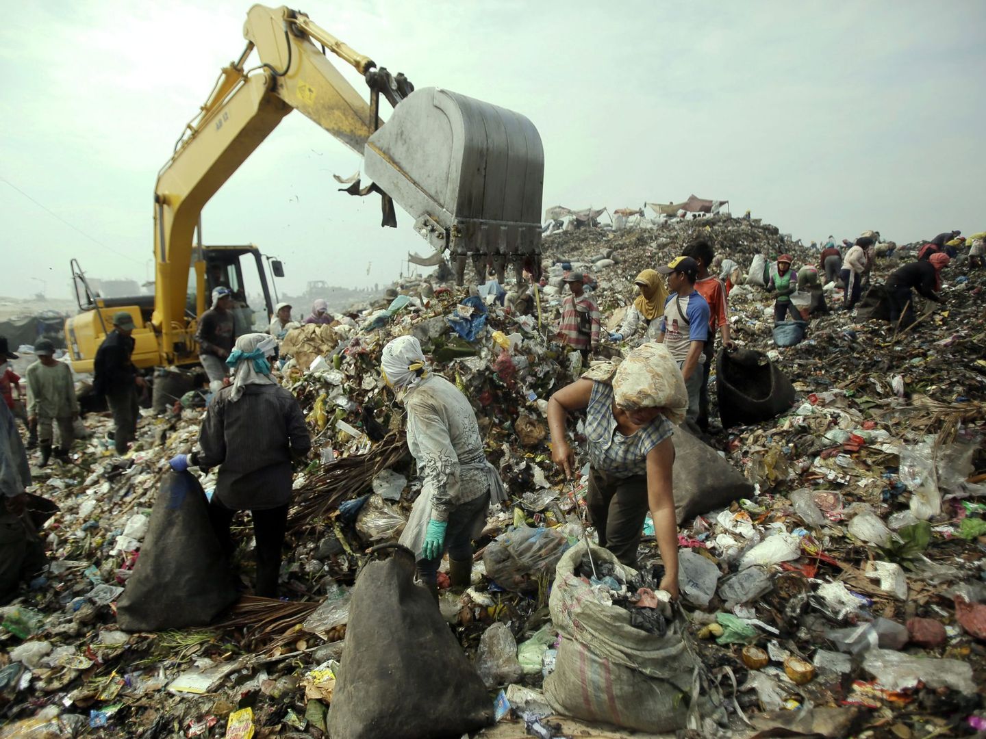 Recogiendo plástico en un vertedero de Marelan, Indonesia. (EFE)