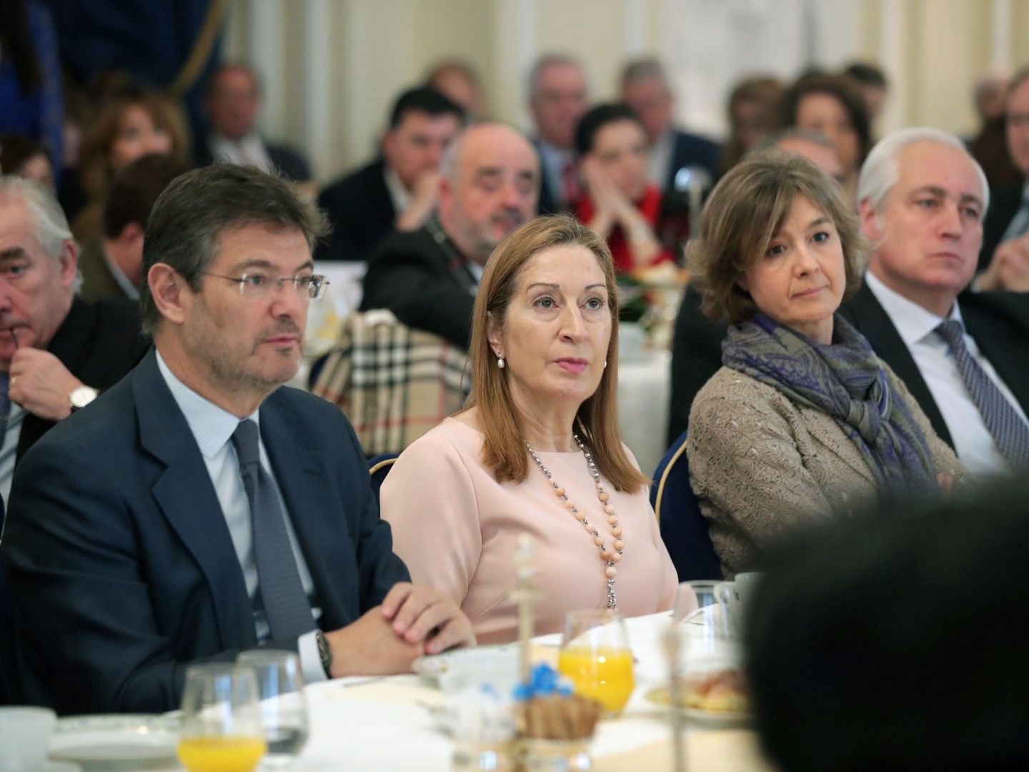 El ministro de Justicia, Rafael Catalá (i), la presidenta del Congreso, Ana Pastor (c), y la ministra de Agricultura, Alimentación y Medio Ambiente, Isabel Tejerina(d), durante la conferencia. (EFE)