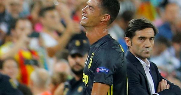 Foto: Cristiano Ronaldo llora de espaldas a Marcelino tras su expulsión (Reuters)