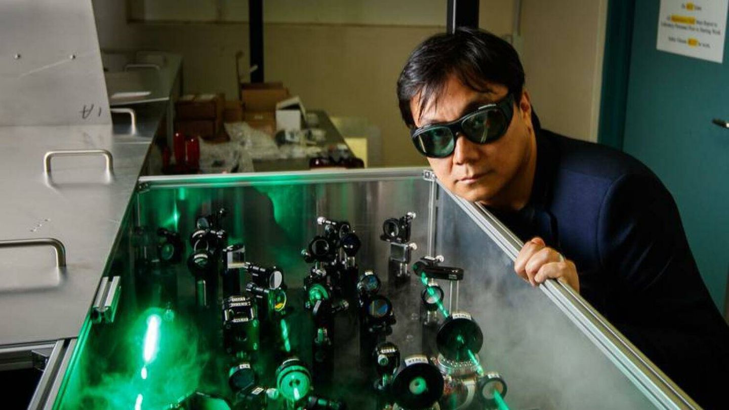 El Dr. Quach en su laboratorio junto a su batería cuántica. (Universidad de Adelaida)