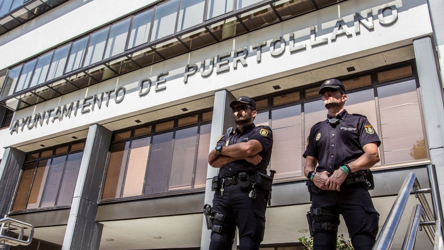 Policías de Puertollano en el Ayuntamiento.(EFE/Mariano Cieza)