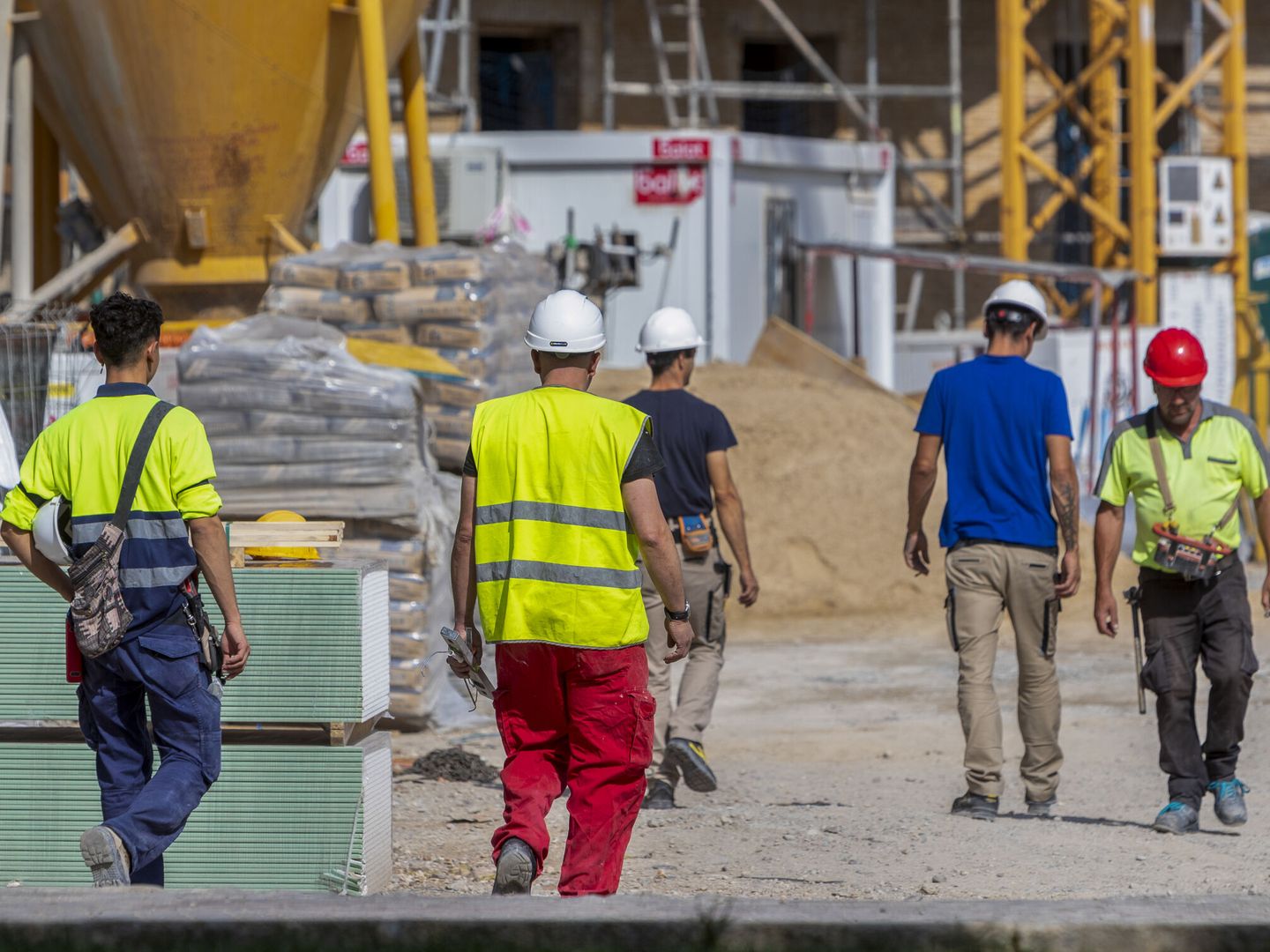 Trabajadores en una obra en Zaragoza este mes de junio. (EFE/Javier Belver)