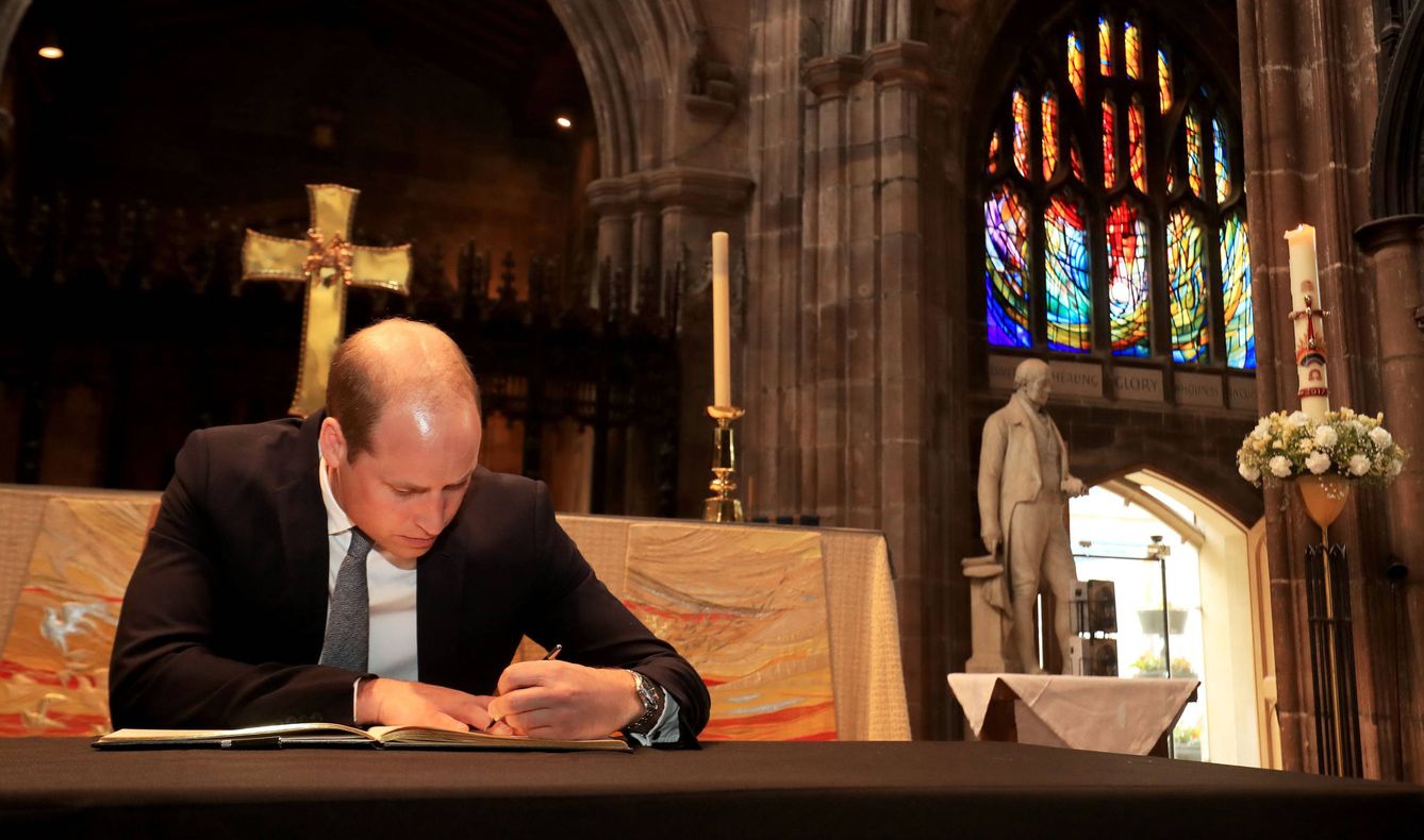 El príncipe Guillermo en la catedral de Manchester durante un acto oficial. (Gtres)