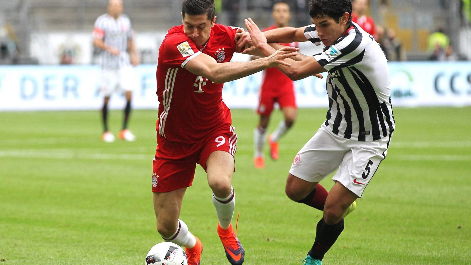 Foto: Vallejo lucha por un balón con Lewandowski en el Eintracht-Bayern jugado el 15 de octubre (Imago)