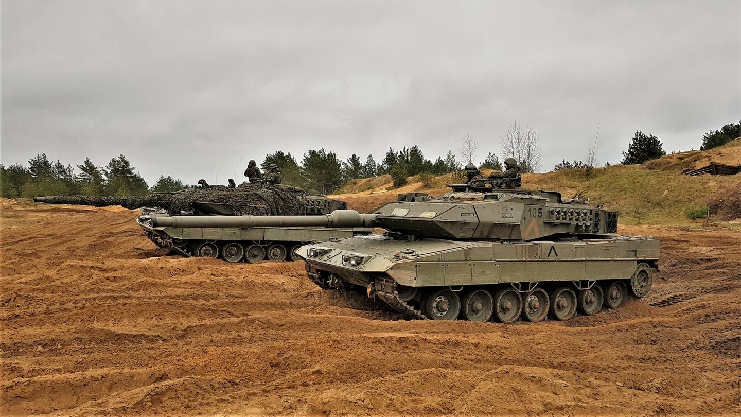Carros de combate Leopardo 2E españoles en Letonia. (Juanjo Fernández)