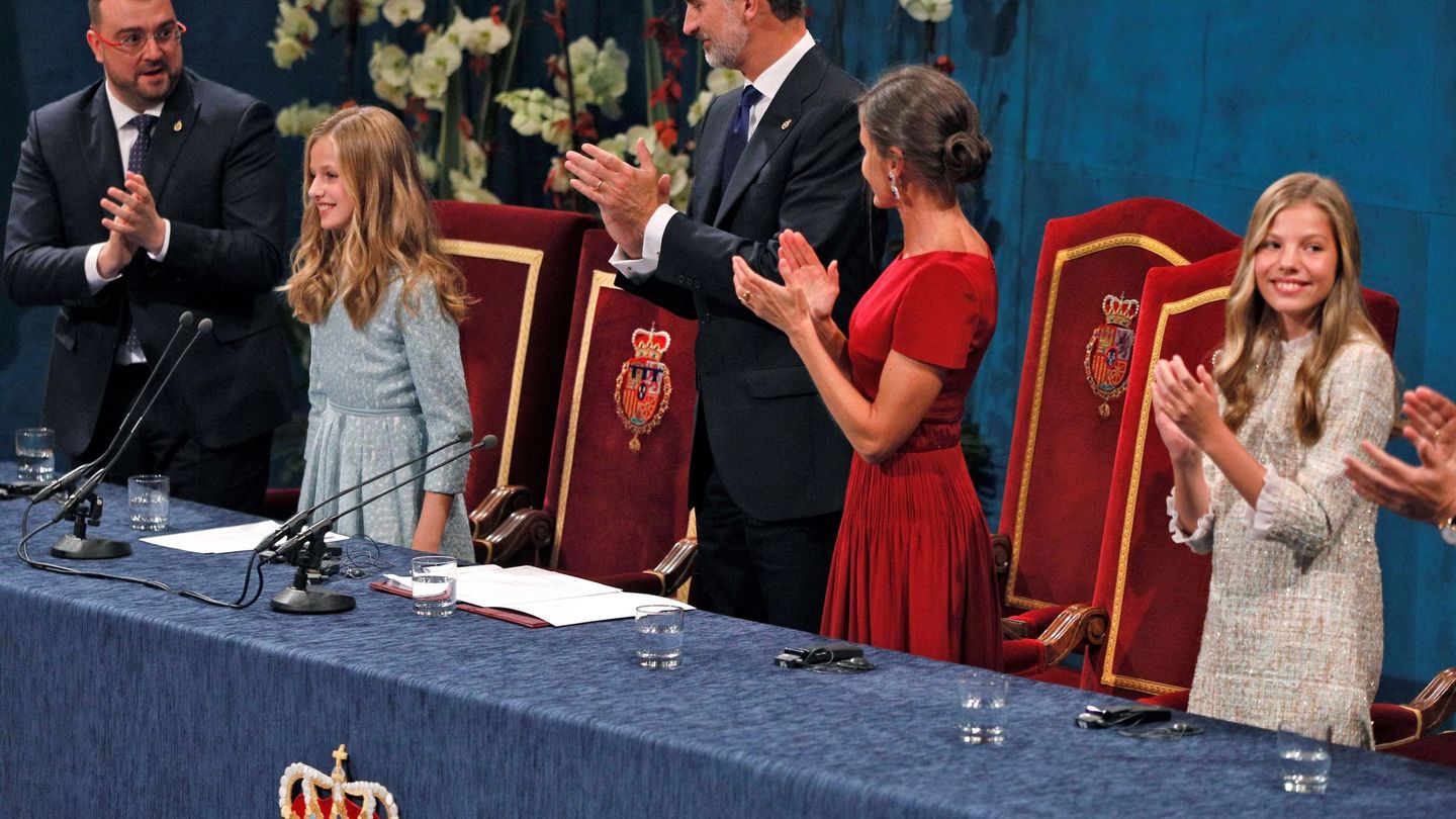 Los reyes Felipe y Letizia y la infanta Sofía aplauden a la princesa Leonor tras su discurso en la ceremonia de entrega de los Premios Princesa de Asturias 2019. (EFE)