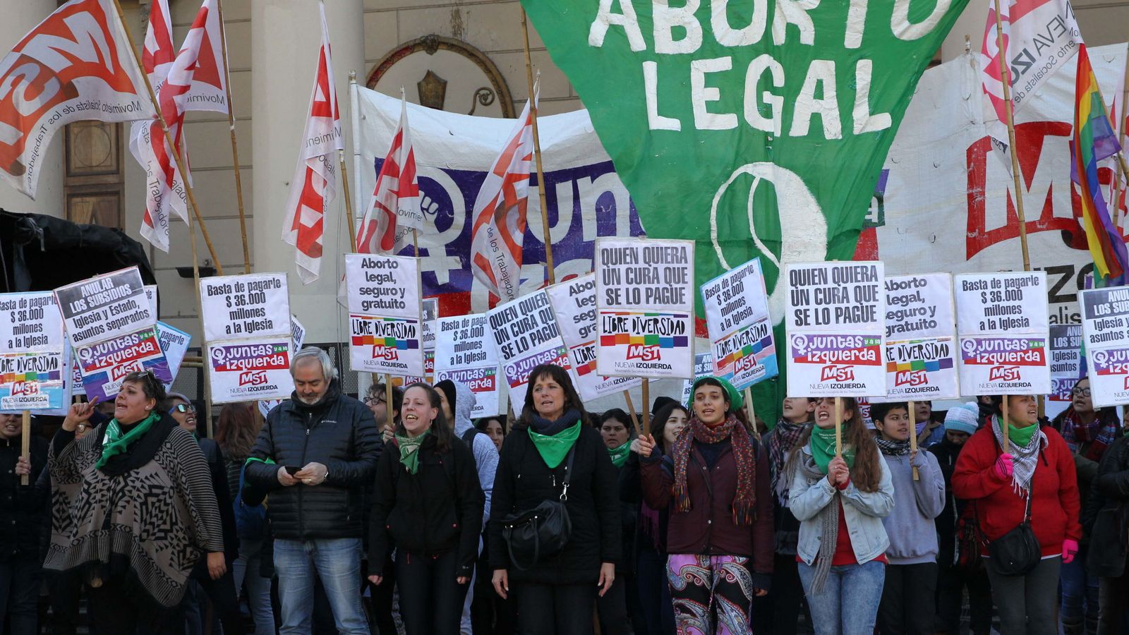 Foto: El 'pañuelazo verde' es una marcha para pedir la despenalización del aborto en Argentina. (EFE)