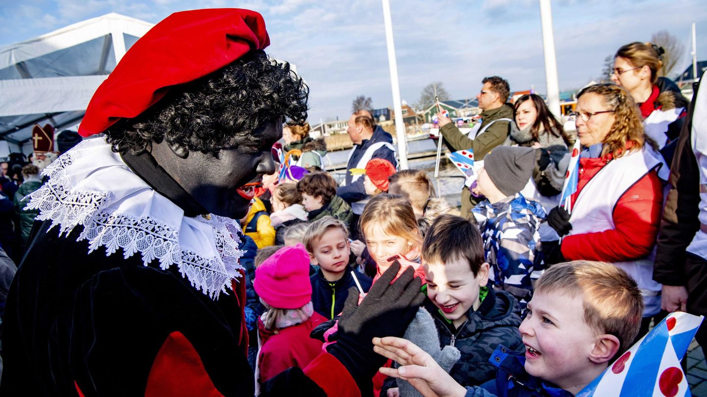 Un hombre vestido de 'Zwarze Piet' en Países Bajos. (EFE/Robin Utrecht)