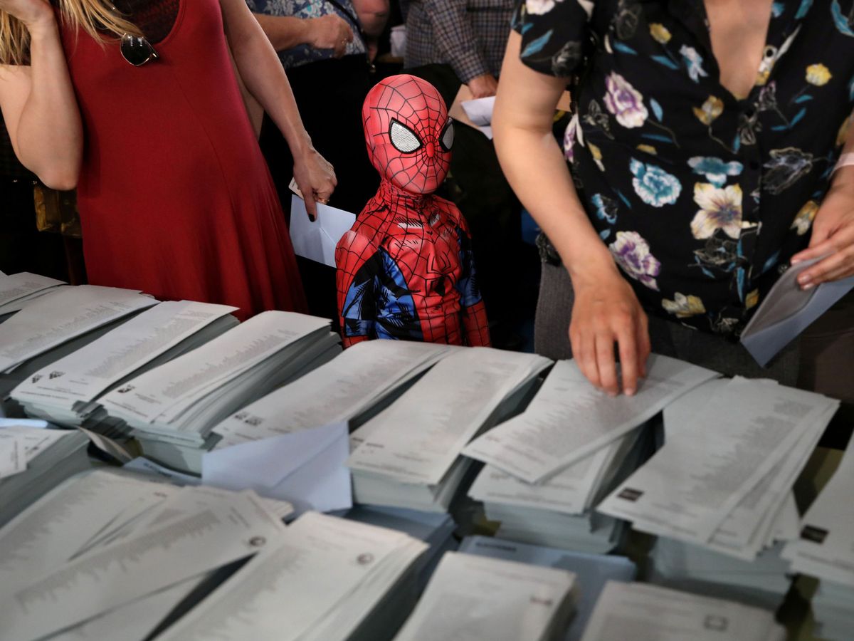 Foto: Un niño disfrazado de Spiderman durante las pasadas elecciones generales. (Reuters)