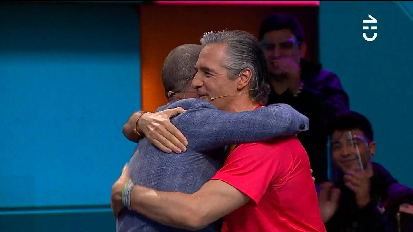 Paco, despidiéndose con un abrazo de Julián Elfenbein. (ECTV/Chilevisión)