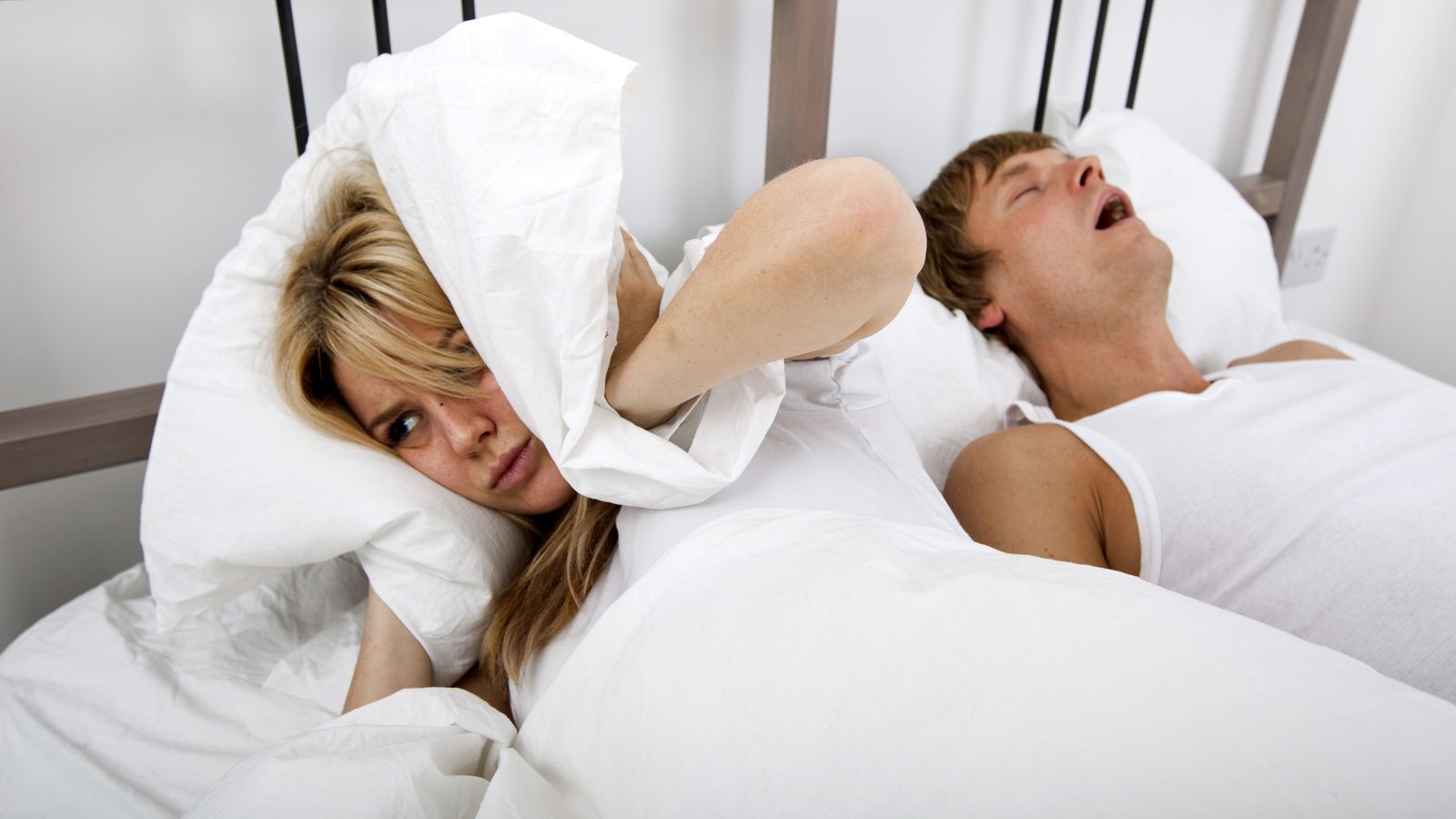 Foto: Es uno de los principales problemas de pareja. Puedes dejarle dormir dedicándole unos minutos al día, a ejercitar tu lengua y tu garganta. (Corbis)