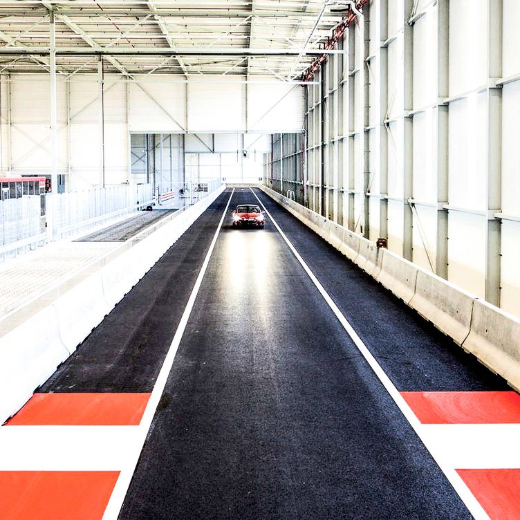 Hace poco más de un año, en septiembre de 2015, Tesla inauguró en la localidad holandesa de Tilburg su primera fábrica europea. 