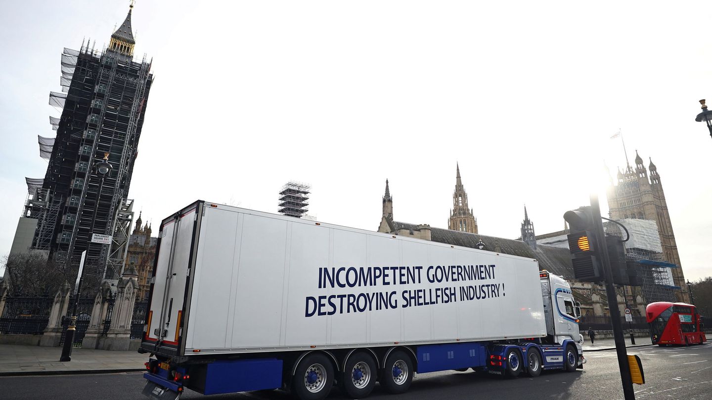 Camiones de la industria pesquera británica protestan contra el acuerdo del Brexit. (Foto: Reuters)
