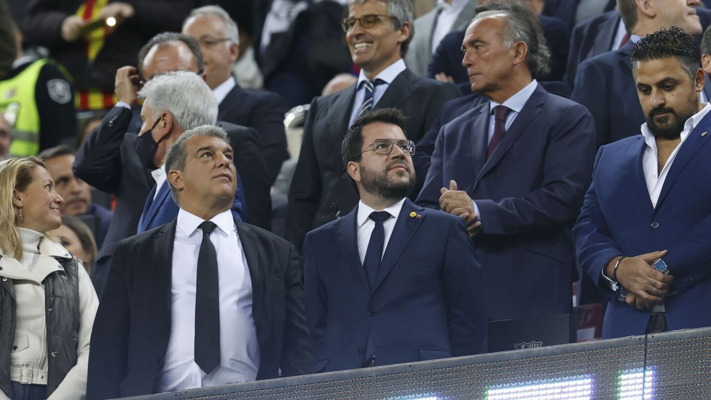 Aragonès, en el palco del Camp Nou. (EFE/Toni Albir)