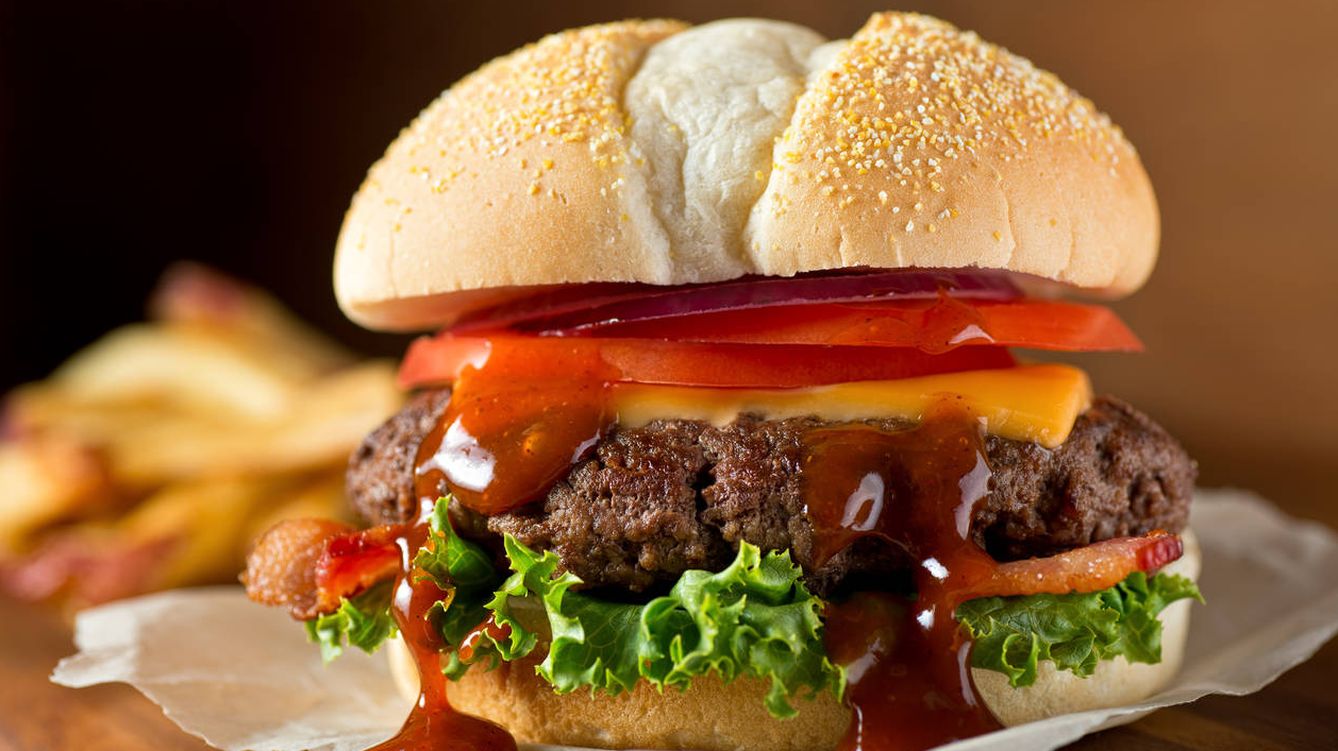 Foto: ¿Qué hay dentro de esa salsa que gotea de la hamburguesa? (iStock)